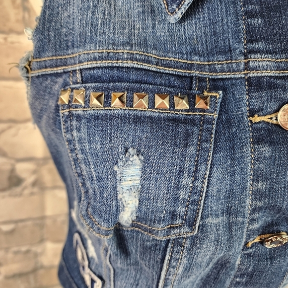 Guess Distressed Denim Vest Medium Blue Wash Button Front Studded Patches Size M - Picture 9 of 16